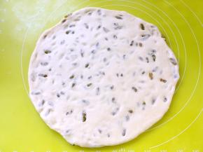 将铺好的面片擀成比模具大一些的圆片，尽量擀的均匀些