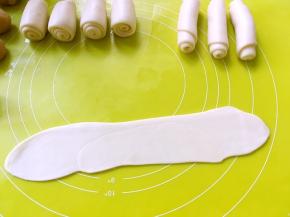 之后再擀成长条，卷起来，盖保鲜膜松弛15分钟