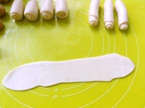之后再擀成长条，卷起来，盖保鲜膜松弛15分钟