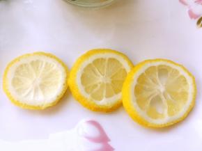 挤过的柠檬也别丢掉，切成片