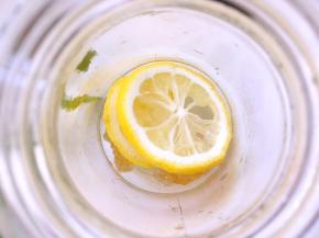 将黄冰糖跟切片柠檬放置容器内，喜欢甜一点的可以多放点黄冰糖