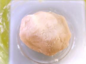混合油酥皮材料，活成面团