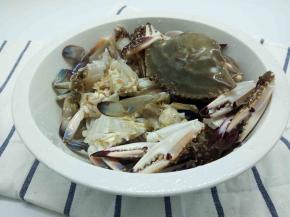 清洗好的螃蟹给剪成小块儿