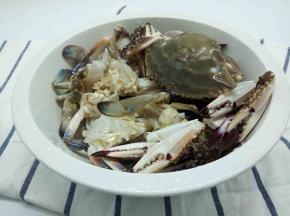 清洗好的螃蟹给剪成小块儿