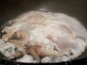 锅里放适量冷水，放鸡爪（鸡爪提前对半切开，剪去爪子），生姜片，焯水，