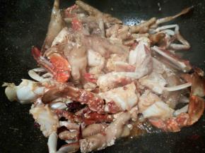 再放入螃蟹块，翻炒至变色