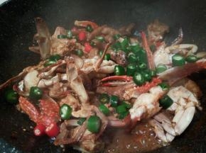 大火烧开，改中小火慢慢炖，待汤汁差不多了，放青红椒，鸡粉翻拌一下就可以了。