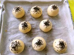 之后撒上点黑芝麻，入烤箱烤30分钟