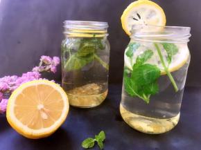 等水温降低，放冰箱冷藏2小时，冰凉爽口的柠檬薄荷茶就可以喝啦，我为了节省时间，直接放冰箱冷冻啦