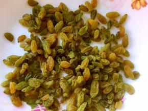 葡萄干用水泡软，滤干水份备用