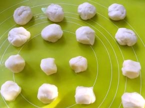 将两种面团分别分成8等份