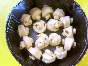 盖保鲜膜发酵至两倍大