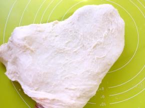 倒在揉面垫上，一直向前推揉至面团起筋，可以撑出厚厚的手套膜