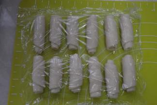 盖保鲜膜醒15分钟，醒面团很重要，可以延长时间，但不能缩短，醒好面团烤出来才会很酥