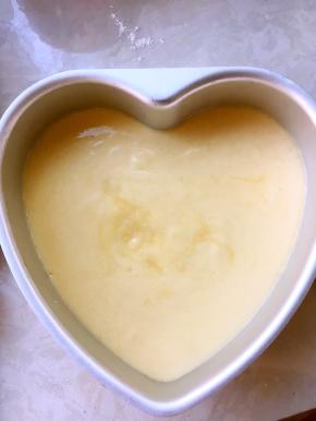 之后再震几下，震出气泡，烤箱烤40分钟，烤20分钟后可以加盖张锡纸