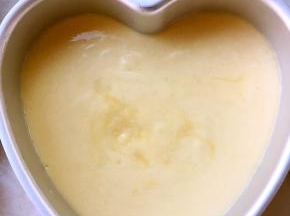 之后再震几下，震出气泡，烤箱烤40分钟，烤20分钟后可以加盖张锡纸