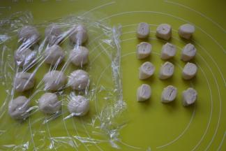将油皮面团跟油酥皮面团分成12等份，油皮盖保鲜膜醒20分钟