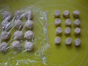 将油皮面团跟油酥皮面团分成12等份，油皮盖保鲜膜醒20分钟