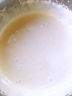 鸡蛋跟蛋黄倒入干净容器，加几滴柠檬汁，分三次加入砂糖，坐热水打发