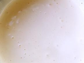 鸡蛋跟蛋黄倒入干净容器，加几滴柠檬汁，分三次加入砂糖，坐热水打发