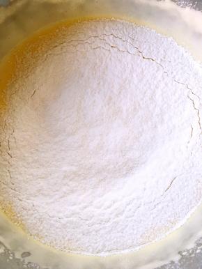 过筛高筋面粉，用蛋抽画Z字翻拌，之后再用刮刀翻拌均匀，翻拌的时候烤箱预热160度