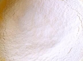 过筛高筋面粉，用蛋抽画Z字翻拌，之后再用刮刀翻拌均匀，翻拌的时候烤箱预热160度