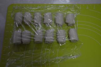 将醒好的牛舌再擀成长条，卷成牛舌，盖保鲜膜醒15分钟，醒好的面团不黏擀面杖，面团比较光滑