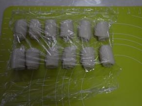 将醒好的牛舌再擀成长条，卷成牛舌，盖保鲜膜醒15分钟，醒好的面团不黏擀面杖，面团比较光滑