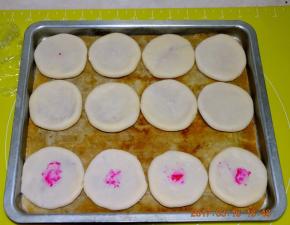 将馅料包好后，用擀面杖擀成薄饼，烤箱预热170度烤20分钟