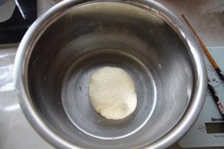 将所有油皮材料倒入盆中活成面团，揉至光滑不黏盆