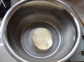 将所有油皮材料倒入盆中活成面团，揉至光滑不黏盆