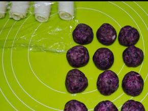 将玫瑰花馅分成12等份，搓成球