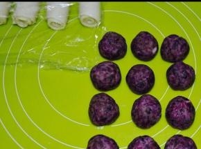 将玫瑰花馅分成12等份，搓成球