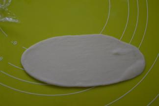 将包好油酥皮的面团醒一会,5分钟即可，用擀面杖擀成长条