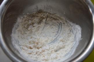 混合油酥皮材料，用手蘸点面粉捏猪油，直至混合成面团