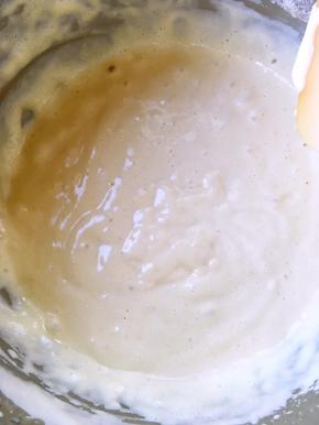 翻拌好的面糊抬高20厘米倒入模具，我没有方形模具，就用了心形的