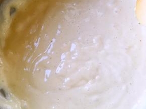 翻拌好的面糊抬高20厘米倒入模具，我没有方形模具，就用了心形的