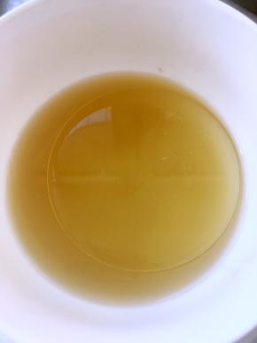 加入牛奶，玉米油，蜂蜜搅拌均匀