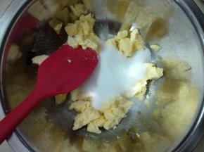 黄油室温软化后加入糖粉翻拌均匀。