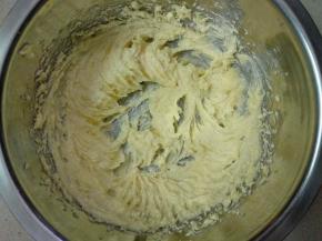 用打蛋器打发至体积蓬松，黄油颜色变浅。