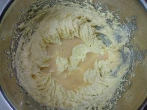 加入鸡蛋液，再用打蛋器充分打均匀。