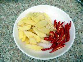 嫩姜，小米辣切下。