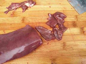 猪肝去除白膜。切成薄片。