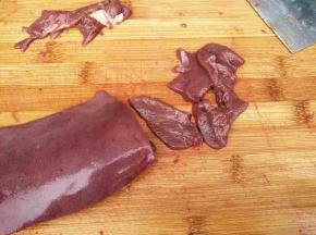 猪肝去除白膜。切成薄片。