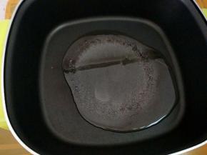 热锅倒油烧至六成热。