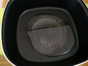 热锅倒油烧至六成热。