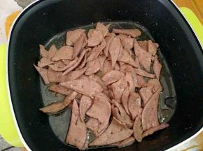 下猪肝快速滑炒至变色，关火成出。(看到变色了，赶紧关火，要不然就老了)