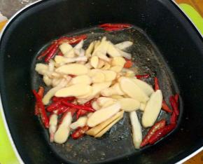 下小米辣，姜翻炒