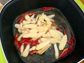 下小米辣，姜翻炒