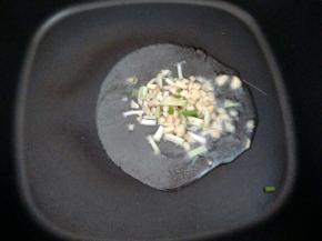 热锅凉油，下葱姜煸香